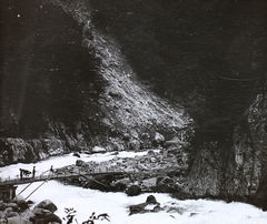 Japán, Nikkó, híd a Daiyagawa folyó felett a Chuzenji tóhoz vezető úton., 1922, Magyar Földrajzi Múzeum / Diagyűjtemény, folyó, riksa, fahíd, Fortepan #95101