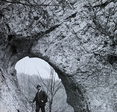 Hungary, Pilis Mountains, Vaskapu-szikla. Bekey Imre Gábor barlangkutató, turisztikai író., 1906, Magyar Földrajzi Múzeum / Diagyűjtemény, celebrity, rock, Fortepan #95109