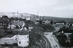 Romania,Transylvania, Hunedoara, előtérben a Huszárvár, mögötte a Vasgyár, a várból fényképezve., 1903, Magyar Földrajzi Múzeum / Diagyűjtemény, factory, factory chimney, Fortepan #95116