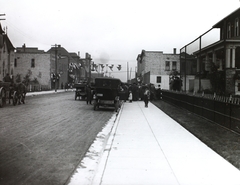 Amerikai Egyesült Államok, Minnesota állam, Hibbing, városközpont (helyén ma egy bánya található)., 1910, Magyar Földrajzi Múzeum / Diagyűjtemény, zászló, járda, földút, fogat, villanyoszlop, sokaság, automobil, rendszám, Fortepan #95137