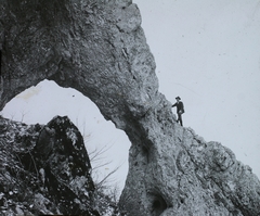 Hungary, Pilis Mountains, Vaskapu-szikla., 1906, Magyar Földrajzi Múzeum / Diagyűjtemény, rock, Fortepan #95152