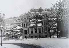 Romania,Transylvania, Cluj-Napoca, Bartha Miklós utca (Sétatér utca, Strada Emil Isac), szemben a város villamos áramátalakító állomása, háttérben a Szamos partján álló házak. Jobbra a Nyári Színház (később Állami Magyar Színház) található a helyén)., 1908, Magyar Földrajzi Múzeum / Kerekes J. Zoltán, theater, Fortepan #95191