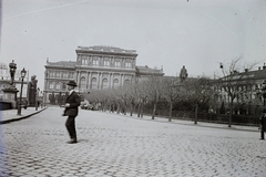 Magyarország, Budapest V., Széchenyi István (Ferenc József) tér, szemben a Magyar Tudományos Akadémia., 1909, Magyar Földrajzi Múzeum / Kerekes J. Zoltán, kalap, kandeláber, szobor, utcakép, neoreneszánsz, férfi, kockakő, középület, Magyar Tudományos Akadémia, Budapest, Széchenyi István-ábrázolás, Friedrich August Stüler-terv, Fortepan #95207