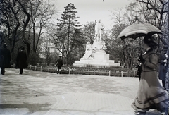 Magyarország, Budapest V., Erzsébet tér, Semmelweis Ignác szobra (Stróbl Alajos, 1906.), háttérben a Nemzeti Szalon., 1909, Magyar Földrajzi Múzeum / Kerekes J. Zoltán, napernyő, szobor, Budapest, szoborcsoport, Semmelweiss Ignác-ábrázolás, Fortepan #95211