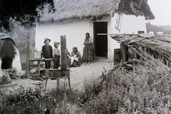 Romania,Transylvania, csőszház., 1908, Magyar Földrajzi Múzeum / Kerekes J. Zoltán, barefoot, oven, farmhouse, peasant, thatch roof, fireplace, yard, Fortepan #95222