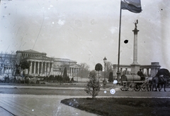 Magyarország, Budapest XIV., Szépművészeti Múzeum és a Millenniumi emlékmű a későbbi Hősök terén., 1904, Magyar Földrajzi Múzeum / Kerekes J. Zoltán, zászló, lajtoskocsi, eklektikus építészet, Budapest, Schickedanz Albert-terv, neoklasszicizmus, Herzog Fülöp Ferenc-terv, Fortepan #95239