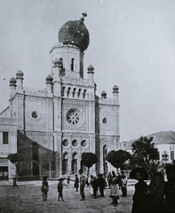 Magyarország, Kecskemét, Szabadság tér, a zsinagóga az 1911. július 8-i földrengés után., 1911, Magyar Földrajzi Múzeum / Károssy Csaba, járókelő, zsinagóga, zsidóság, földrengés, mór stílus, Zitterbath János-terv, Fortepan #95273