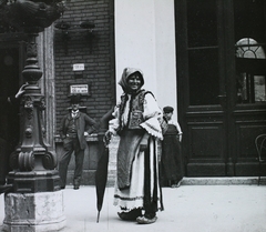 Romania,Transylvania, Băile Herculane, vasútállomás., 1912, Magyar Földrajzi Múzeum / Károssy Csaba, umbrella, folk costume, headscarf, Fortepan #95274