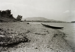 Magyarország, Szentendrei-Duna, távolban Szentendre, a kép jobb szélén a Szentendrei-sziget látszik., 1929, Schermann Ákos, Schermann Szilárd, folyópart, csónak, Fortepan #95345