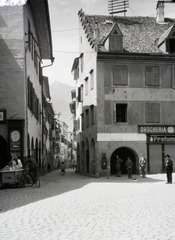 Olaszország, Merano, Piazza Duomo (Pfarrplatz) a Via dei Portici (Laubengasse) felé nézve., 1929, Schermann Ákos, Schermann Szilárd, Fortepan #95358