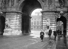 Magyarország, budai Vár, Budapest I., Királyi Palota (később Budavári Palota), Oroszlános kapu, háttérben a Nagy udvar., 1939, Fortepan, Budapest, Fortepan #9536