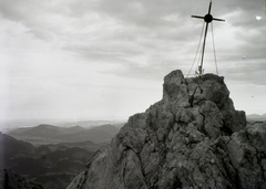 Németország, szerencsétlenül járt hegymászók emlékére állított kereszt a Watzmann Mittelspitze hegycsúcson (2713m)., 1929, Schermann Ákos, Schermann Szilárd, hegycsúcs, szikla, kereszt_jelkép, Fortepan #95360