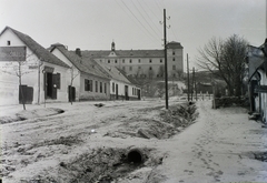 Magyarország, Zsámbék, Akadémia utca, háttérben a Zichy kastély (később Premontrei Keresztelő Szent János iskola)., 1929, Schermann Ákos, Schermann Szilárd, kastély, italbolt, felirat, utcakép, villanyoszlop, épület, árok, Premontrei rend, Fortepan #95398