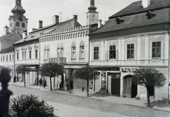 Slovakia, Banská Bystrica, Horná ulica a Námestie Štefana Moyzesa (Mátyás tér) felé nézve. Háttérben a Barbakán tornya és a Szűz Mária mennybevitele templom tornya látszik., 1930, Schermann Ákos, Schermann Szilárd, Czechoslovakia, street view, balcony, Fortepan #95401