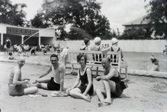 Magyarország, Budapest XI., Tétényi út, Erzsébet Sósfürdő strandfürdője., 1930, Schermann Ákos, Schermann Szilárd, medence, fürdőruha, cégtábla, fürdőzés, fényképezőgép, fürdősapka, Budapest, Fortepan #95405