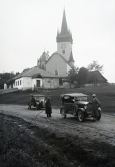 Szlovákia, Csütörtökhely, Szent László-templom és bal oldalán a Szapolyai-kápolna., 1930, Schermann Ákos, Schermann Szilárd, Csehszlovákia, templom, Tatra-márka, kápolna, automobil, Fortepan #95408