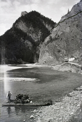 Slovakia,Poland, tutajozás a Dunajec folyón, a Dunajec-áttörésnél., 1930, Schermann Ákos, Schermann Szilárd, Czechoslovakia, river, raft, Fortepan #95410