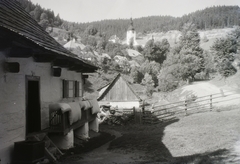 Slovakia, Špania Dolina, a község látképe, szemben a hegyoldalban az erődítménnyel körülvett Urunk Színeváltozása templom., 1930, Schermann Ákos, Schermann Szilárd, Czechoslovakia, pillow, eiderdown, Fortepan #95421