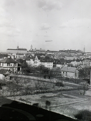 Hungary, Budapest XII., előtérben az Ügyész utca, szemben a Kék Golyó utca házsora, felette a budai Vár és a Graf Zeppelin léghajó., 1931, Schermann Ákos, Schermann Szilárd, air-ship, Budapest, Fortepan #95424