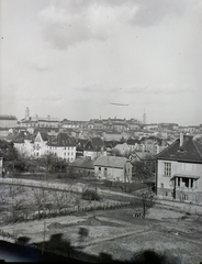 Hungary, Budapest XII., előtérben az Ügyész utca, szemben a Kék Golyó utca házsora, felette a budai Vár és a Graf Zeppelin léghajó., 1931, Schermann Ákos, Schermann Szilárd, air-ship, Budapest, Fortepan #95426