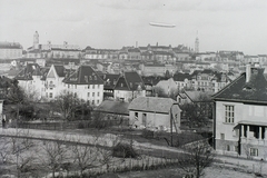 Hungary, Budapest XII., előtérben az Ügyész utca, szemben a Kék Golyó utca házsora, felette a budai Vár és a Graf Zeppelin léghajó., 1931, Schermann Ákos, Schermann Szilárd, air-ship, Budapest, Fortepan #95428