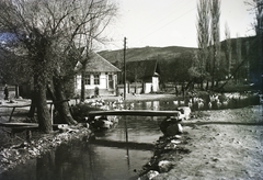 Hungary, Nagybörzsöny, Börzsöny-patak a Hunyadi tér felől nézve, balra a Kossuth utca., 1931, Schermann Ákos, Schermann Szilárd, village, bridge, street view, poultry, stream, Fortepan #95446