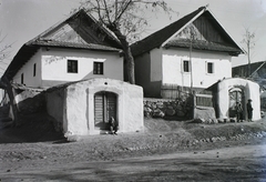 Magyarország, Pásztó, Hasznos (ekkor önálló, ma a város része)., 1932, Schermann Ákos, Schermann Szilárd, léckerítés, kapu, ház, háztető, Fortepan #95453