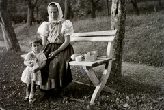 Szlovákia, Besztercebánya, az evangélikus paplak kertje., 1932, Schermann Ákos, Schermann Szilárd, Csehszlovákia, népviselet, Fortepan #95477