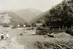 Szlovákia, Sutó, Rieka (a község településrésze), háttérben a Nagy-Fátra., 1933, Schermann Ákos, Schermann Szilárd, Csehszlovákia, gyerekek, fa, ház, hegy, Fortepan #95497