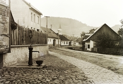 Szlovákia, Libetbánya, ulica J.J. Kmet'a., 1933, Schermann Ákos, Schermann Szilárd, Csehszlovákia, léckerítés, templom, ház, hegy, nyomóskút, Fortepan #95498