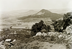 Magyarország,Balaton, Nemesgulács, kilátás a Badacsony-ról a Kökapu-tól a Tapolcai medencére, jobbra a Gulács, mögötte a Csobánc., 1934, Schermann Ákos, Schermann Szilárd, látkép, Fortepan #95521