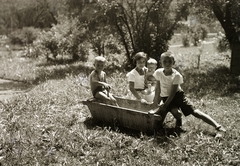 Szlovákia, Dobsina, 1934, Schermann Ákos, Schermann Szilárd, Csehszlovákia, gyerekek, teknő, fürdés, lány, fiú, baba, Fortepan #95536