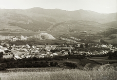 Szlovákia, Dobsina, a város látképe, távolabb az azbeszt feldolgozó üzem és a bánya., 1934, Schermann Ákos, Schermann Szilárd, Csehszlovákia, látkép, Fortepan #95537