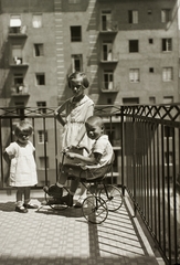 Magyarország, Budapest XI., Szabolcska Mihály utca 7., folyosó, szemben a Vásárhelyi Pál utcai házak udvar felöli homlokzata., 1942, Schermann Ákos, Schermann Szilárd, erkély, gyerekek, Budapest, gyerektricikli, Fortepan #95556