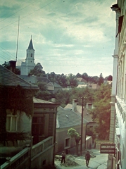 Magyarország, Veszprém, kilátás az Óváros (Vöröshadsereg) térről a Sziklay János utcra, balra fent a Dózsa György úti református templom., 1950, Fortepan, templom, színes, cégtábla, látkép, kalapos, Fortepan #9558