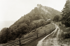 Slovakia, Muráň, Murány várának romjai. A vár alatti nyeregben Szász-Coburg-Gothai Ágost herceg emlékét őrző obeliszk., 1937, Schermann Ákos, Schermann Szilárd, Czechoslovakia, castle ruins, Obelisk, Fortepan #95597