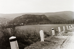 Szlovákia, Jászó, a várhegy Rudnok irányából nézve., 1939, Schermann Ákos, Schermann Szilárd, határkő, barlang, Fortepan #95622