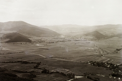 Szlovákia, Rozsnyói-medence dél felől nézve, elöl jobbra Jólész, a távolban Rozsnyó., 1939, Schermann Ákos, Schermann Szilárd, tájkép, látkép, Fortepan #95624