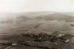 Szlovákia, Rozsnyói-medence dél felől nézve, előtérben Jólész, a távolban balra Rozsnyó., 1939, Schermann Ákos, Schermann Szilárd, tájkép, látkép, Fortepan #95625