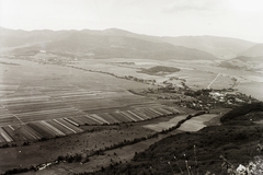 Szlovákia, Rozsnyói-medence dél felől nézve, elől jobbra Jólész, a távolban balra Krasznahorka vára., 1939, Schermann Ákos, Schermann Szilárd, tájkép, látkép, Fortepan #95626