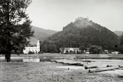 Szlovákia, Vágbeszterce, Vágváralja (ekkor önálló, ma a város része), balra a Szent László-templom, fenn a vár., 1939, Schermann Ákos, Schermann Szilárd, Csehszlovákia, templom, folyó, várrom, Első Szlovák Köztársaság, Fortepan #95631