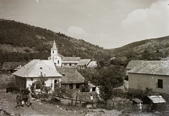 Szlovákia, Kecső, a község látképe, balra az Urunk mennybemenetele római katolikus templom., 1940, Schermann Ákos, Schermann Szilárd, gyerekek, katolikus, Fortepan #95642