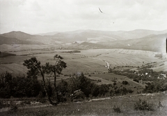 Szlovákia, Rozsnyói-medence délkelet felől nézve, a távolban középen Krasznahorka vára., 1940, Schermann Ákos, Schermann Szilárd, látkép, Fortepan #95646