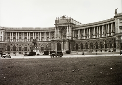 Ausztria, Bécs, Heldenplatz, Hofburg., 1927, Schermann Ákos, Sztehlo Borbála, palota, lovas szobor, Johann Lucas von Hildebrandt-terv, Johann Bernhard Fischer von Erlach-terv, Joseph Emanuel Fischer von Erlach-terv, Filiberto Lucchese-terv, Ludovico Ottavio Burnacini-terv, Martino Carlone-terv, Domenico Carlone-terv, Károly Lajos herceg-ábrázolás, Fortepan #95680