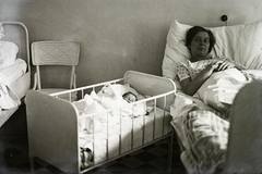 1931, Schermann Ákos, Schermann Szilárd, medical institution, newborn, interior, chair, mother, iron bed, kids beds, maternity hospital, baby duvet, Best of, berth, Fortepan #95711