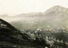 Hungary, Budaörs, látképe a Kő-hegyről, jobbra az Odvas-hegy, lent a mai Zúzmara utca épületei., 1924, Schermann Ákos, Fortepan #95765