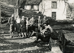 Hungary, Szentendre, turisták a Lajos-forrásnál., 1924, Schermann Ákos, tableau, breech, tourist, Fortepan #95770