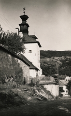 Slovakia, Selva di Val Gardena, Honvéd utca (ulica Andreja Sládkoviča), Klopacska., 1930, Schermann Ákos, Czechoslovakia, lath fence, Fortepan #95798