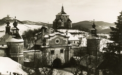 Slovakia, Selva di Val Gardena, előtérben a Hegybányai- (másnéven Szélaknai-, Piargi-) városkapu, mögötte a Leányvár, a háttérben balra a Kálvária., 1930, Schermann Ákos, Czechoslovakia, winter, calvary, gateway, Fortepan #95799