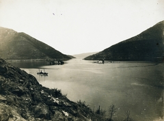 Montenegró, a Kotori öböl Perast felől nézve. Balra a Szent György sziget (Sveti Dordje), jobbra Sziklák Asszonya templom (Gospa od Škrpjela) egy mesterséges szigeten., 1912, Schermann Ákos, tenger, hegyoldal, szikla, gőzhajó, sziget, öböl, Fortepan #95801